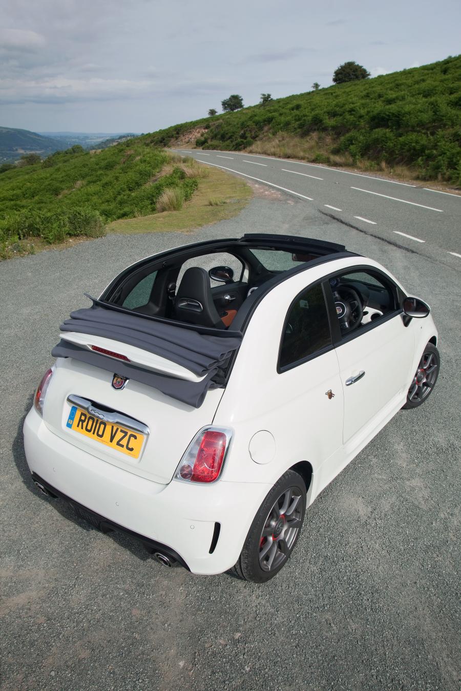  Abarth 500C 2010 года  (UK) (фото 13 из 32)